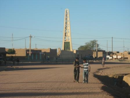 Deux jeunes hommes qui se saluent style R&B dans la rue principale de Kidal